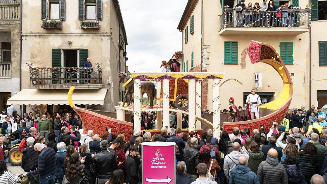 La “Festa del Tulipano” di Castiglione del Lago compie 55 anni e varca i confini nazionali dedicando i suoi celebri carri allegorici, ricoperti da un milione di petali, alla “grandezza” dei piccoli Stati