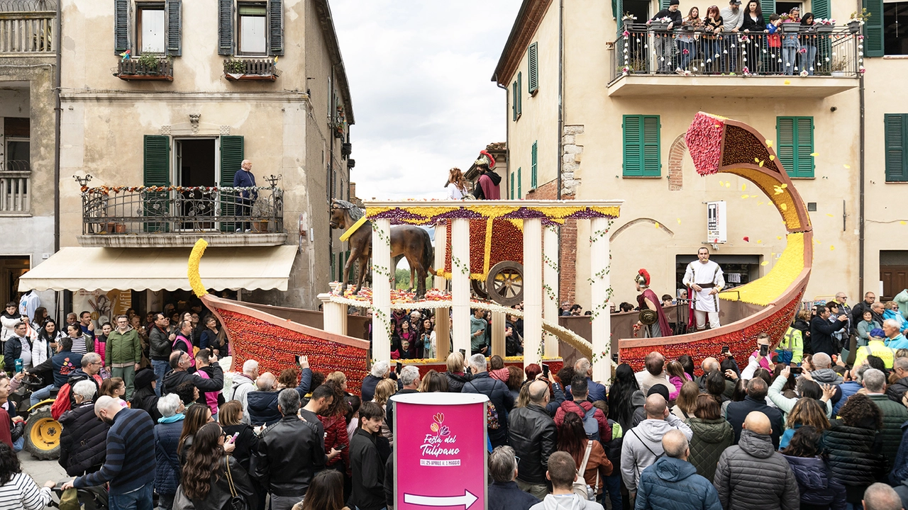 La “Festa del Tulipano” di Castiglione del Lago compie 55 anni e varca i confini nazionali dedicando i suoi celebri carri allegorici, ricoperti da un milione di petali, alla “grandezza” dei piccoli Stati