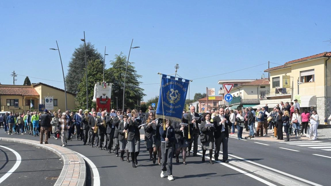 Un momento dell’inaugurazione della doppia rotonda a Lunata (. foto Alcide