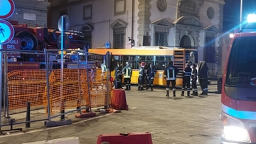 Autobus urta due donne in piazza San Marco. Restano bloccate contro il muro di un palazzo, salvate