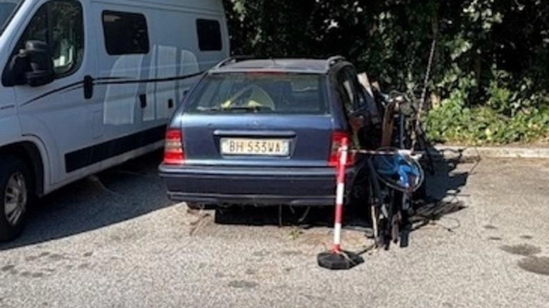 Le transenne di via Bertoloni intorno a vetture bloccate da mesi perché senza assicurazione. La protesta dei residenti di Marina Le transenne di via Bertoloni intorno a vetture bloccate da mesi perché senza assicurazione. La protesta dei residenti di Marina