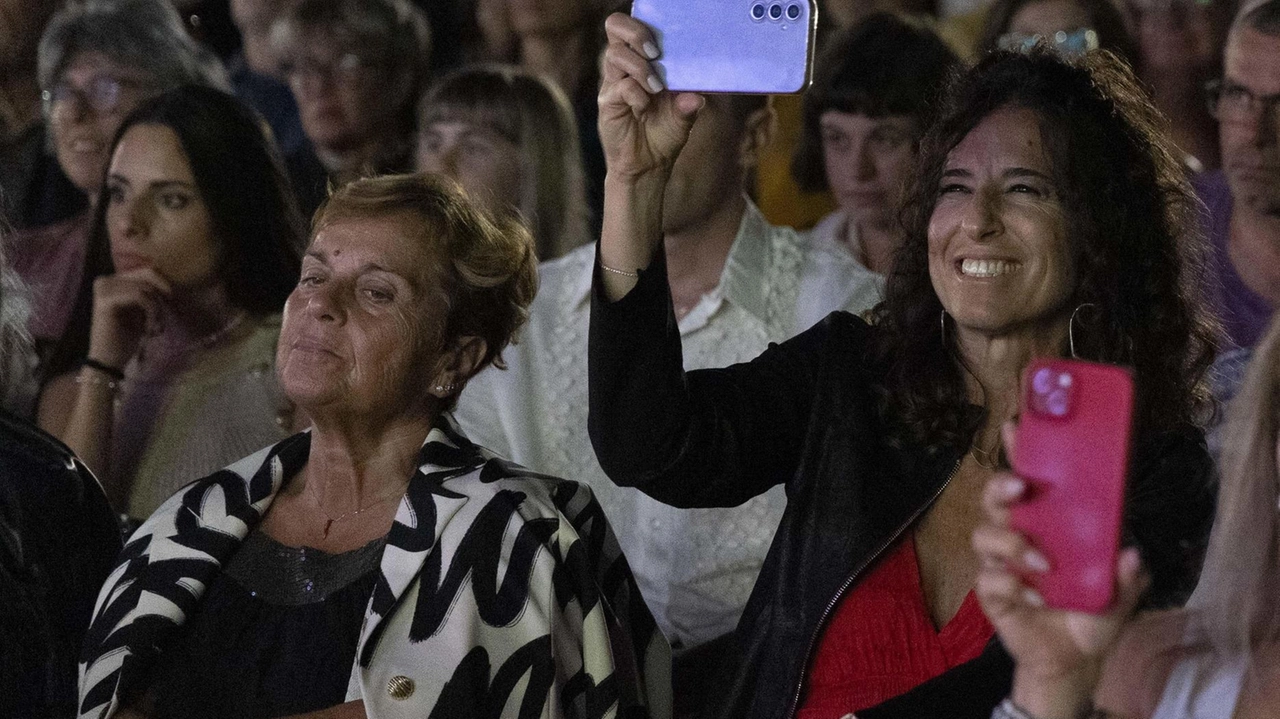 Il contest promosso da La Nazione scelto anche da artisti emergenti. In gara Michele Sechi, visto a X Factor e Amici, e il modenese Flos. Il contest promosso da La Nazione scelto anche da artisti emergenti. In gara Michele Sechi, visto a X Factor e Amici, e il modenese Flos.