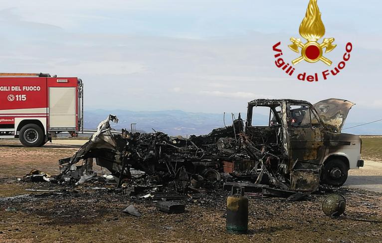 incendio campeggio divorati camper