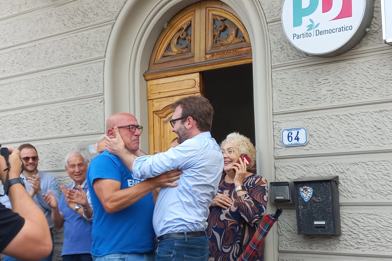 Mantellassi con il padre fuori dalla sede Pd di Empoli
