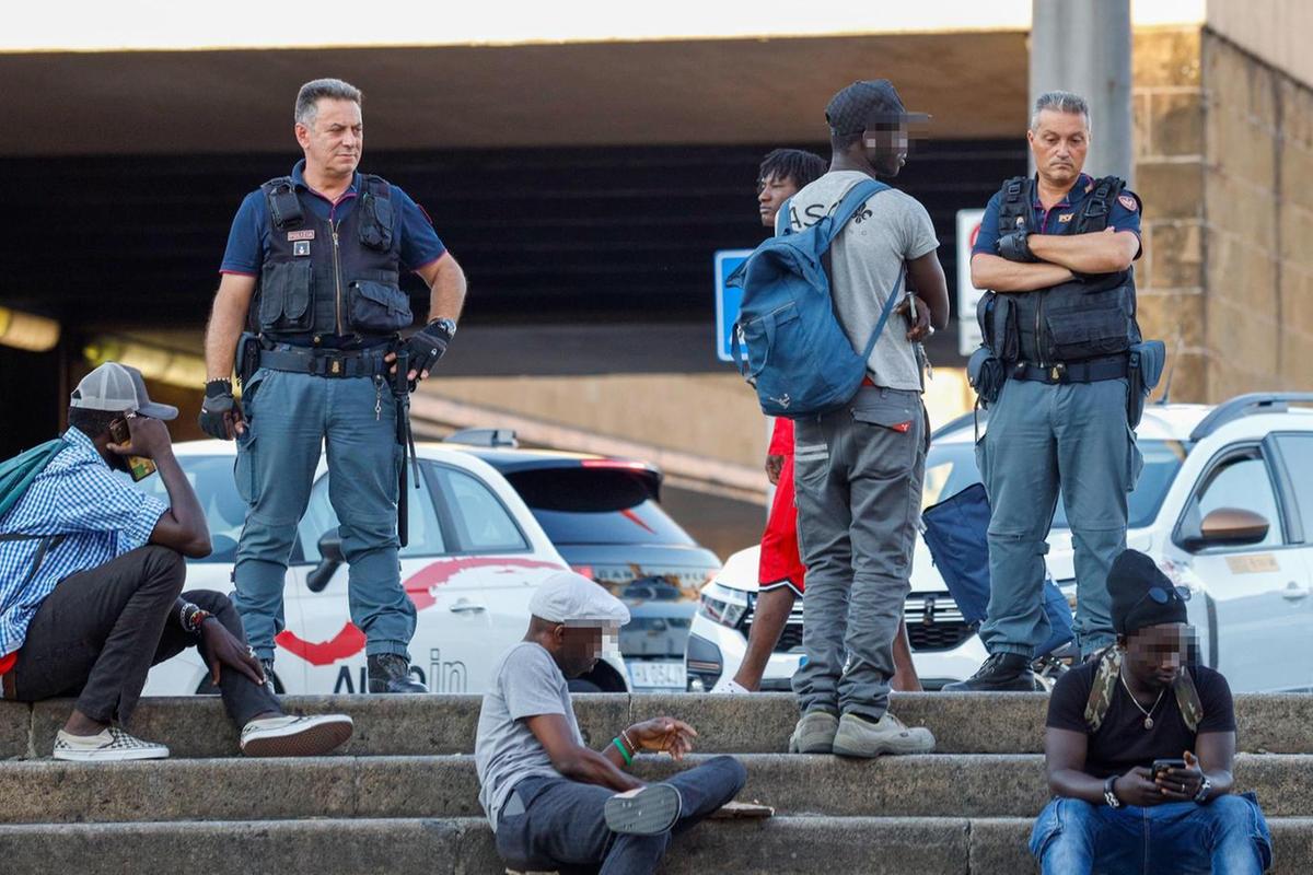 https://www.lanazione.it/image-service/view/acePublic/alias/contentid/NzRhMTRhMTctMDIyOS00/0/crack-e-lame-nei-parcheggi-ci-minacciano-di-morte-stazione-da-bollino-rosso.jpeg?f=1.91:1&w=1200