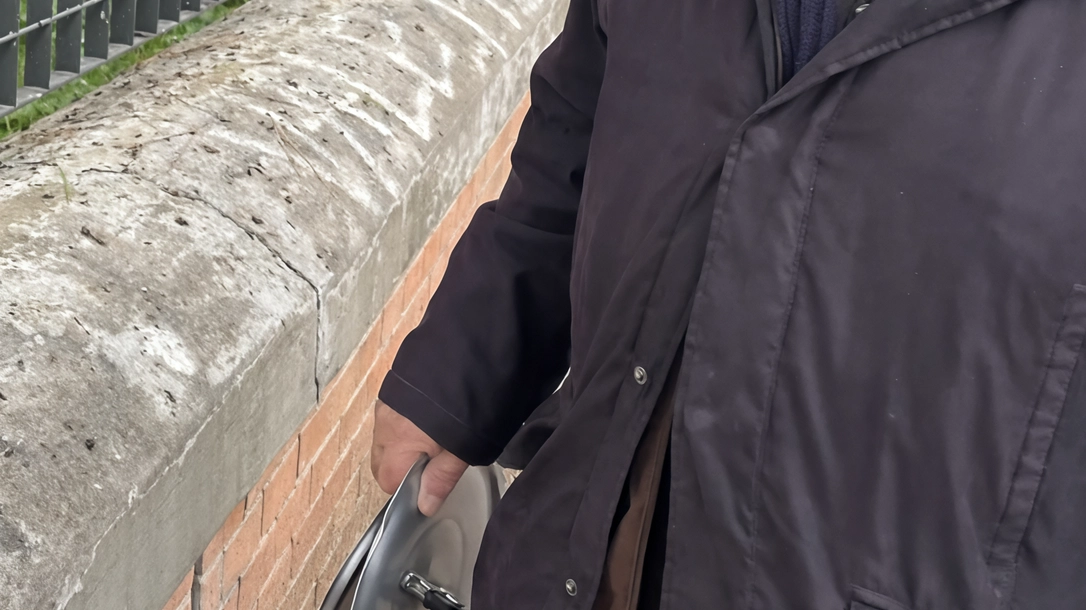Giovanni Pollesel, 94 anni. Ogni giorno pulisce marciapiedi e muretto della scuola Giovanni Pollesel, 94 anni. Ogni giorno pulisce marciapiedi e muretto della scuola