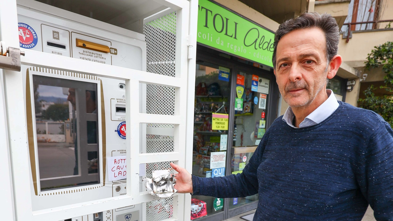 Furto con spaccata al distributore automatico dell’edicola tabaccheria Alderighi (Tommaso Gasperini/fotocronache Germogli)