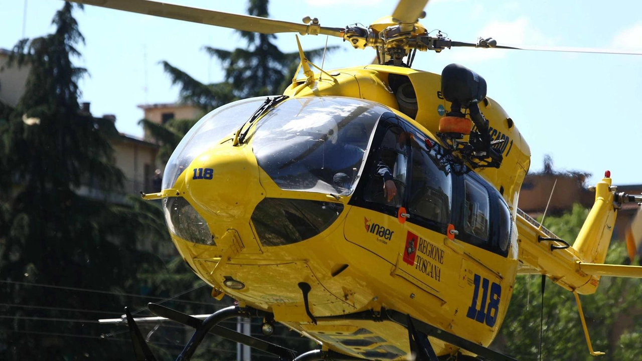 L’anziano è stato trasportato in elisoccorso all’ospedale Santa Maria della Misericordia di Perugia dove è ricoverato per le ferite riportate nella caduta L’anziano è stato trasportato in elisoccorso all’ospedale Santa Maria della Misericordia di Perugia dove è ricoverato per le ferite riportate nella caduta