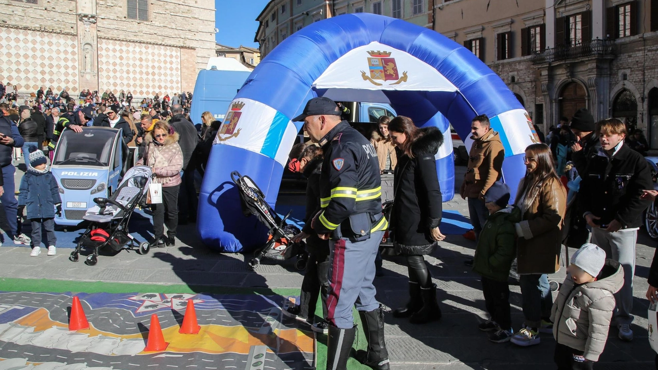 I gazebo della Polstrada riscuotono grande successo. File per provare la mini car a conduzione simulata e il percorso che finge lo stato di ebbrezza . I gazebo della Polstrada riscuotono grande successo. File per provare la mini car a conduzione simulata e il percorso che finge lo stato di ebbrezza .