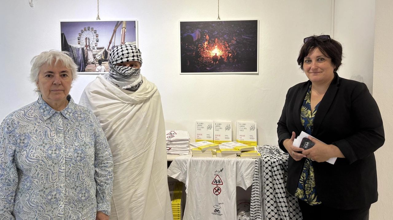 Un momento dell’iniziativa di ieri per dare appoggio alla causa di Gaza: tappa maremmana ’Un sudario per Gaza’ Un momento dell’iniziativa di ieri per dare appoggio alla causa di Gaza: tappa maremmana ’Un sudario per Gaza’