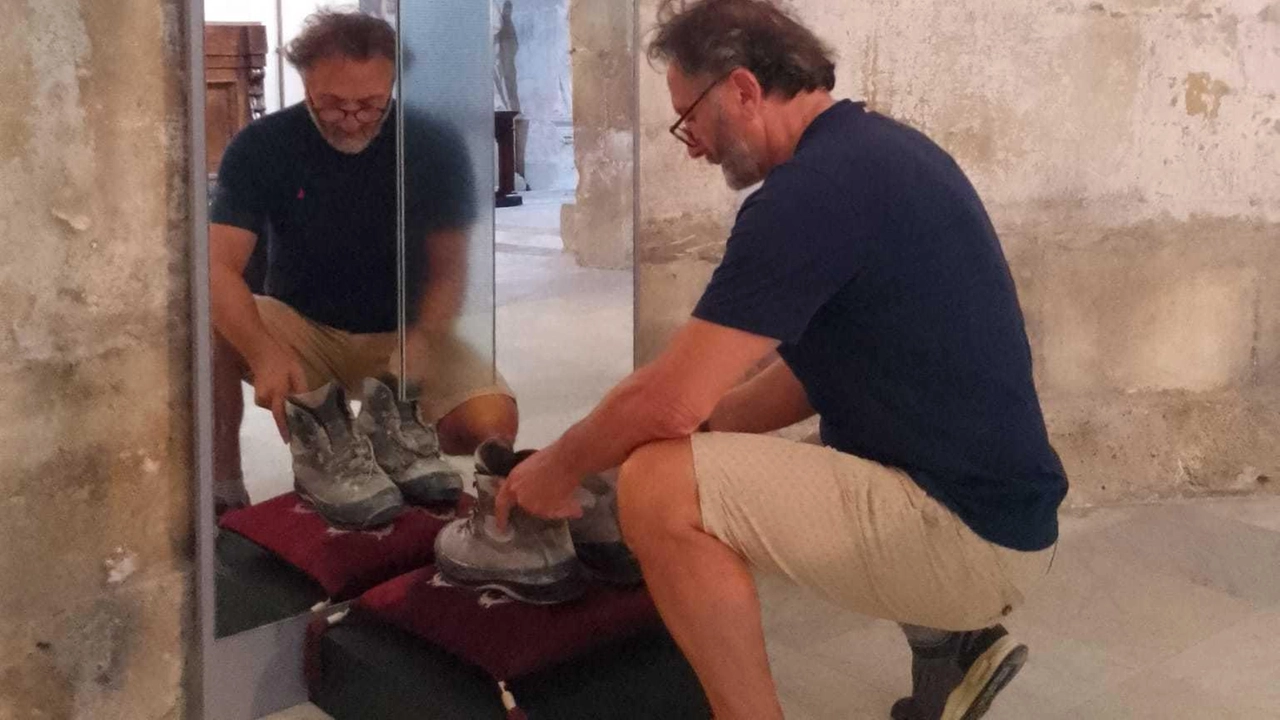 L’artista Francesco Siani mentre organizza il suo alletimento dietro l’altare maggiore nel duomo di Carrara. L’opera, dal titolo ’La parola’,. è stata voluta da Don Piero Albanesi per ricordare il valore e il dolore del lavoro