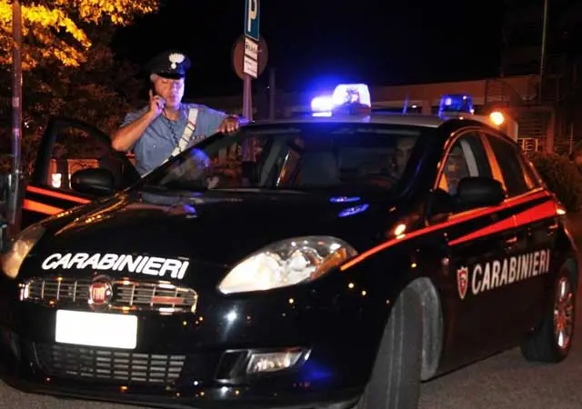 Ignorano l’alt: folle fuga, poi lo schianto. Il giovane alla guida era ubriaco