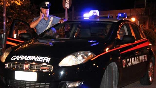 Ignorano l’alt: folle fuga, poi lo schianto. Il giovane alla guida era ubriaco