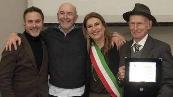 L’assessore regionale Alessandro Piana ha premiato insieme alla sindaca Katia Cecchinelli il decano dei produttori del vermentino Ottaviano Lambruschi accompagnato dal figlio Fabio L’assessore regionale Alessandro Piana ha premiato insieme alla sindaca Katia Cecchinelli il decano dei produttori del vermentino Ottaviano Lambruschi accompagnato dal figlio Fabio
