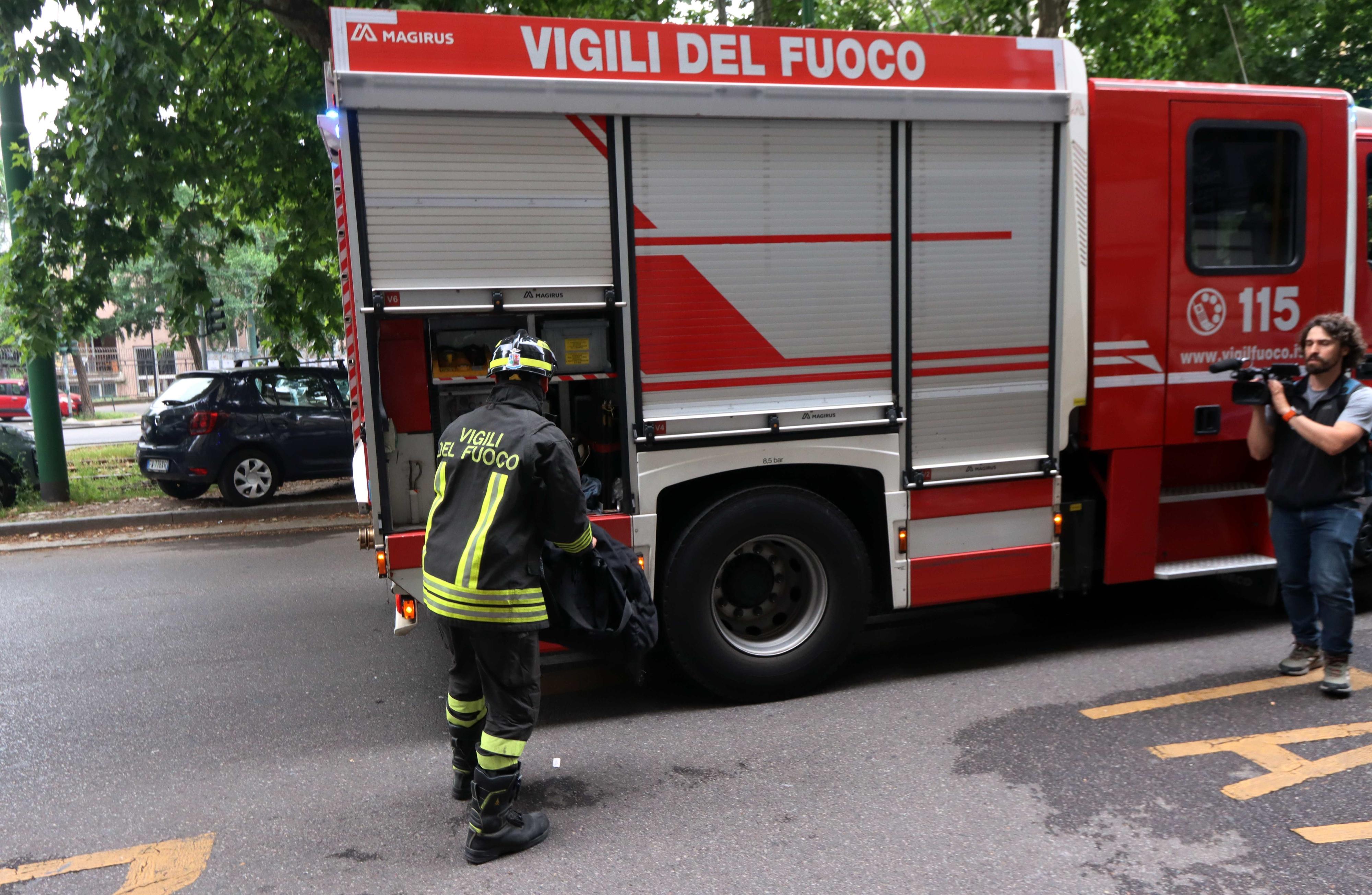 Cadono calcinacci dal soffitto. Dopo un attimo, il crollo. Residente salvo per miracolo Cadono calcinacci dal soffitto. Dopo un attimo, il crollo. Residente salvo per miracolo