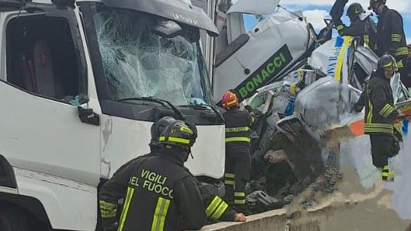 incidente a1 oggi tir salta carreggiata e colpisce altri mezzi maxi emergenza almeno tre morti