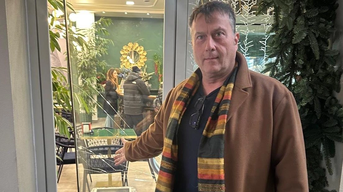 Mauro Faggi, titolare del bar «La ciminiera del Buralli», mostra la vetrina spaccata Mauro Faggi, titolare del bar «La ciminiera del Buralli», mostra la vetrina spaccata