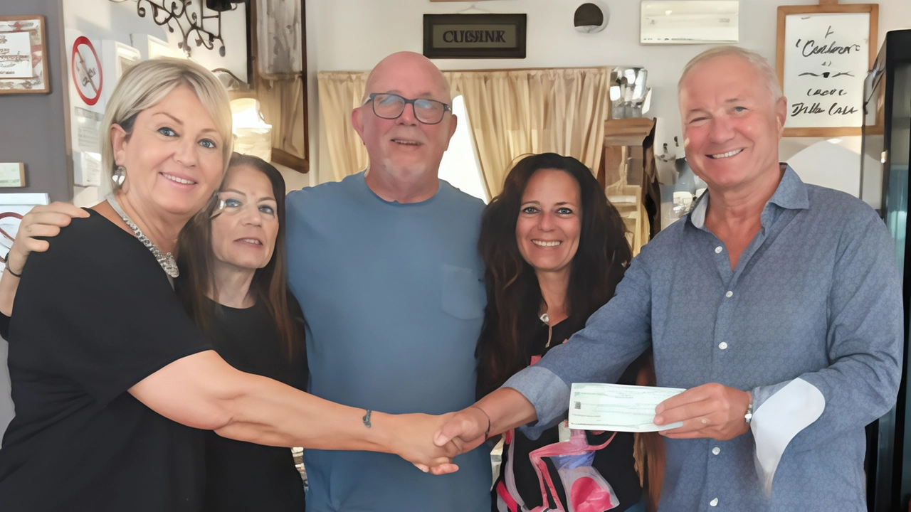 La consegna dell’assegno da 1000 euro ai volontari della Lilt da parte di Paola Giusti dell’Osteria Pertini grazie alla sua ’Tombola in massese’ La consegna dell’assegno da 1000 euro ai volontari della Lilt da parte di Paola Giusti dell’Osteria Pertini grazie alla sua ’Tombola in massese’