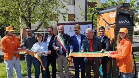 Una nuova stazione di ricarica elettrica ultraveloce a Pontassieve. È quella inaugurata da Ewiva, la joint venture di Enel X...