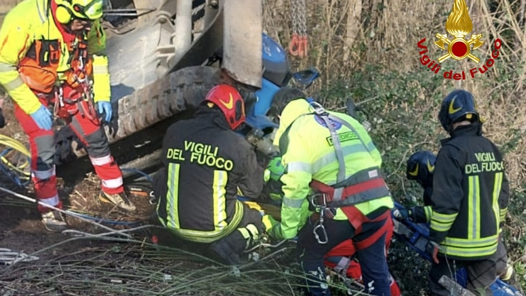L'uomo è rimasto con la gamba sotto l'escavatore L'uomo è rimasto con la gamba sotto l'escavatore