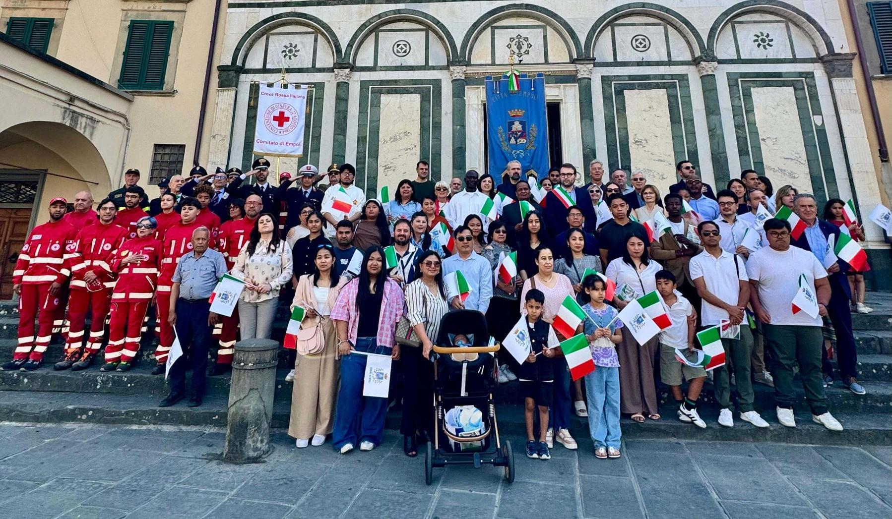 https://www.lanazione.it/image-service/view/acePublic/alias/contentid/NzRkMGVkMDQtYjFkZi00/0/festa-della-repubblica-corteo-e-consegna-della-costituzione-ai-nostri-nuovi-italiani.jpeg