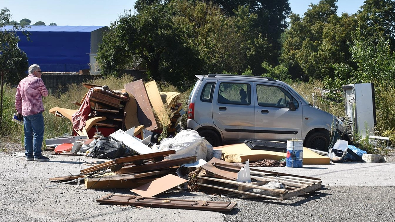 Una discarica a cielo aperto nel piazzale dei Foci a Poggibonsi. Abitanti arrabbiati Una discarica a cielo aperto nel piazzale dei Foci a Poggibonsi. Abitanti arrabbiati