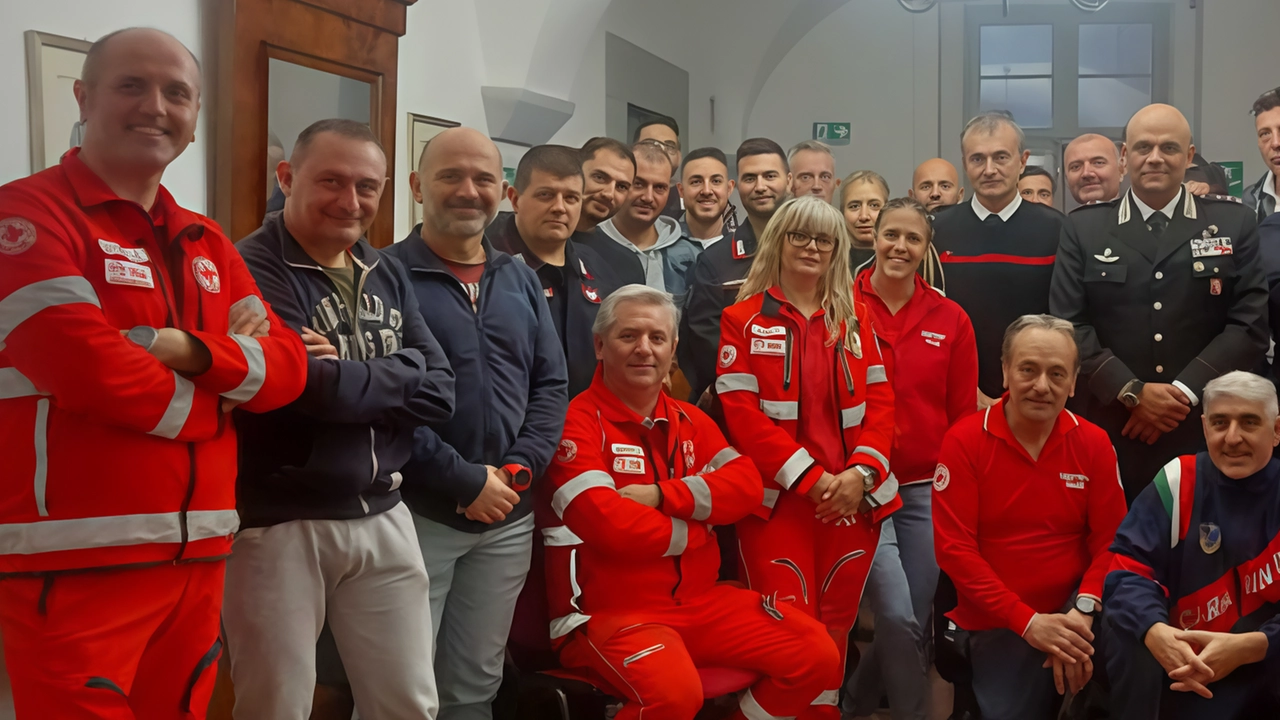 Militari dei Carabinieri di Cortona addestrati dalla Croce Rossa Italiana su rianimazione cardiopolmonare e defibrillazione precoce per interventi salvavita. Militari dei Carabinieri di Cortona addestrati dalla Croce Rossa Italiana su rianimazione cardiopolmonare e defibrillazione precoce per interventi salvavita.