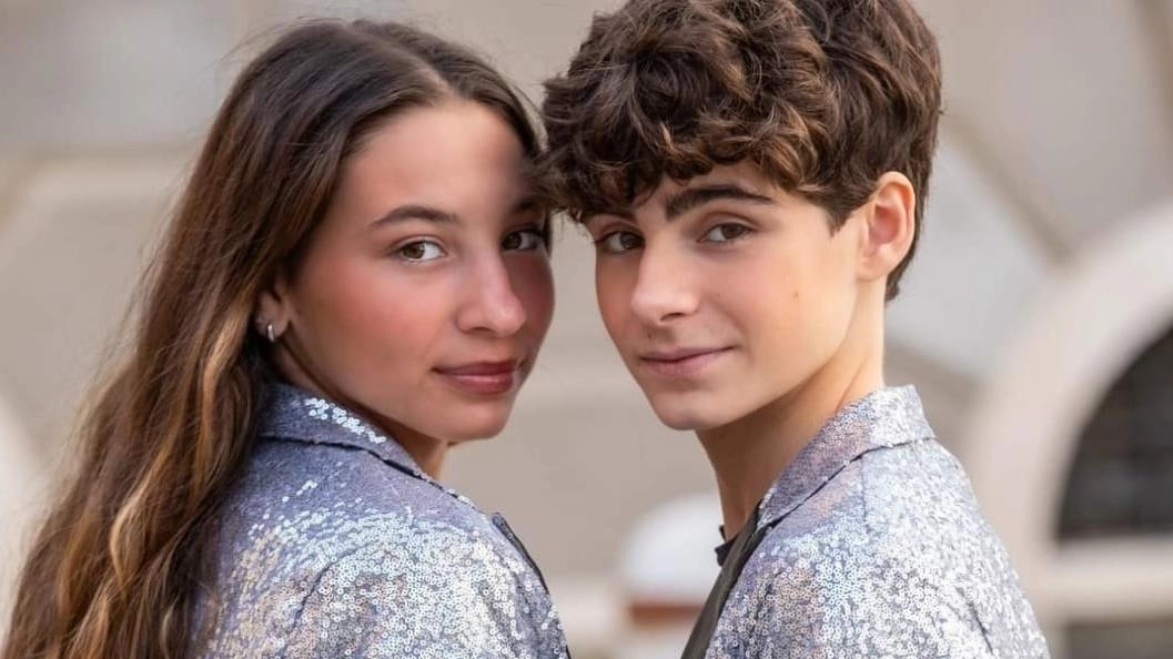 Ginevra e Francesco, giovani ballerini apuani, si esibiscono stasera a 'Ballando con le stelle'. La scuola 'Art's & Musical School' li sostiene. Votate per loro sui social dalle 19,30. Ginevra e Francesco, giovani ballerini apuani, si esibiscono stasera a 'Ballando con le stelle'. La scuola 'Art's & Musical School' li sostiene. Votate per loro sui social dalle 19,30.