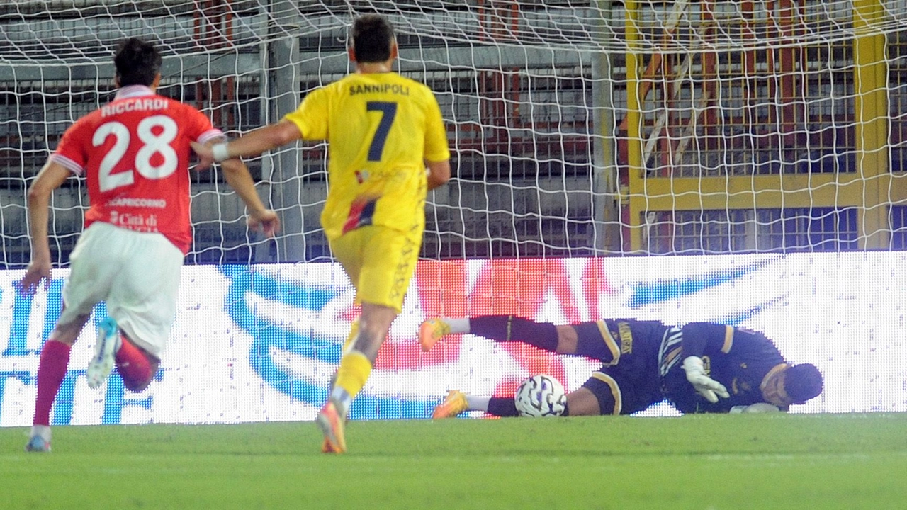 Luca Gemello neutralizza il rigore concesso per un fallo di mano di Nwanege