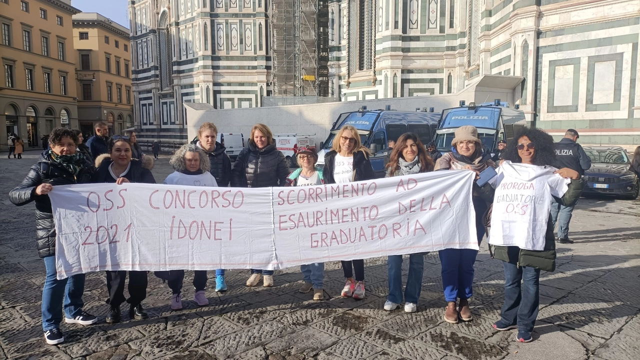 La protesta davanti alla sede della Regione La protesta davanti alla sede della Regione