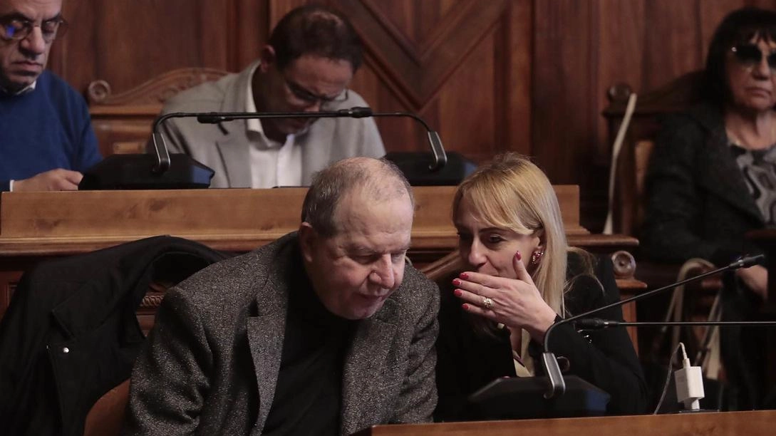 I consiglieri Lorenza Bondi e Marco Falorni, del gruppo FI-Udc-Nuovo Psi, portano in aula il caso delle uscite volontarie in Gsk I consiglieri Lorenza Bondi e Marco Falorni, del gruppo FI-Udc-Nuovo Psi, portano in aula il caso delle uscite volontarie in Gsk