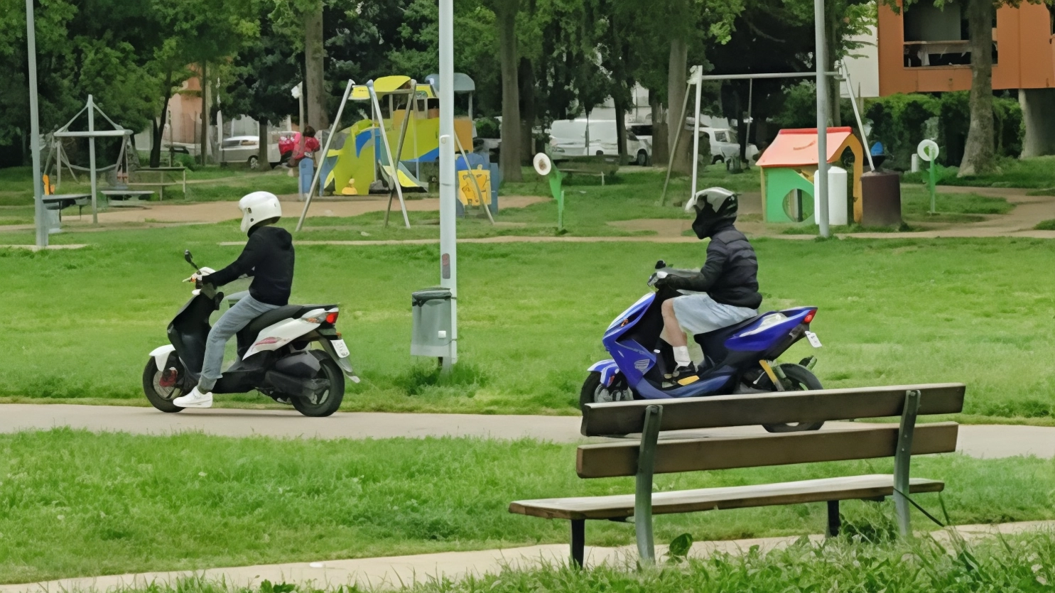 "Con il motorino all’interno del parco". La foto di una lettrice