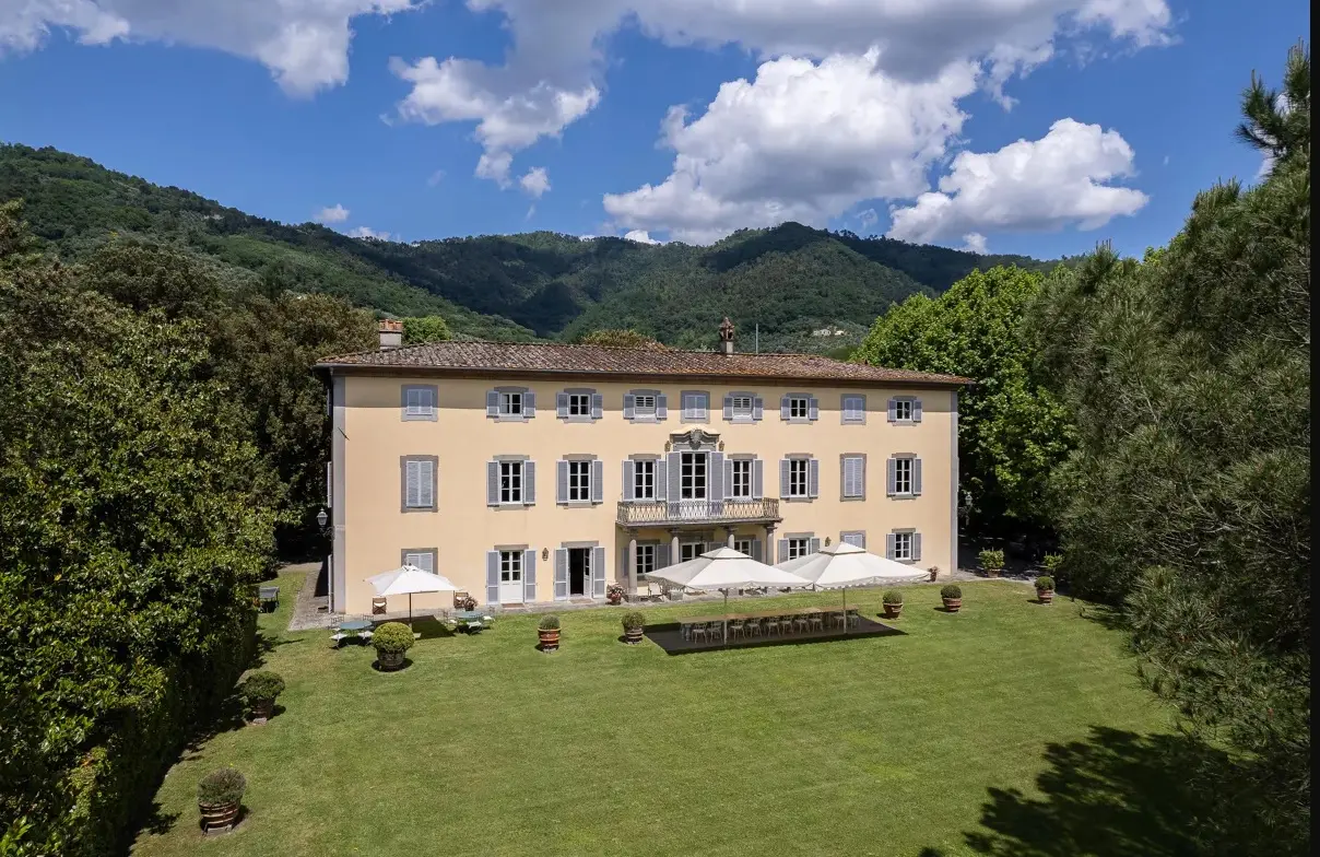 Ville e casali, Lucca fa gola agli stranieri. In 5 anni valori cresciuti più del lago di Como e Firenze