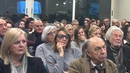 Gremito il convegno al Club Nautico organizzato da Aisp e Asd Mad Interesse per l’intervento del professor Sarzi Puttini, il più grande studioso italiano della malattia. Toccanti testimonanze delle donne malate . Gremito il convegno al Club Nautico organizzato da Aisp e Asd Mad Interesse per l’intervento del professor Sarzi Puttini, il più grande studioso italiano della malattia. Toccanti testimonanze delle donne malate .