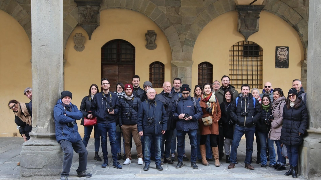 Uno scatto di gruppo peril fotoclub Il Palazzaccio che taglia il traguardo dei 35 anni di attività che hanno visto i soci impegnati in vari eventi e appuntamenti Uno scatto di gruppo peril fotoclub Il Palazzaccio che taglia il traguardo dei 35 anni di attività che hanno visto i soci impegnati in vari eventi e appuntamenti