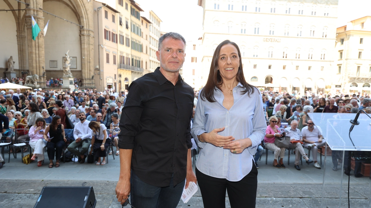 Firenze, in Piazza della Signoria la presentazione della stagione 2025/26 del Teatro della Toscana. Con Sara Funaro e Stefano Massini (foto Giuseppe Cabras/New Press Photo) Firenze, in Piazza della Signoria la presentazione della stagione 2025/26 del Teatro della Toscana. Con Sara Funaro e Stefano Massini (foto Giuseppe Cabras/New Press Photo)
