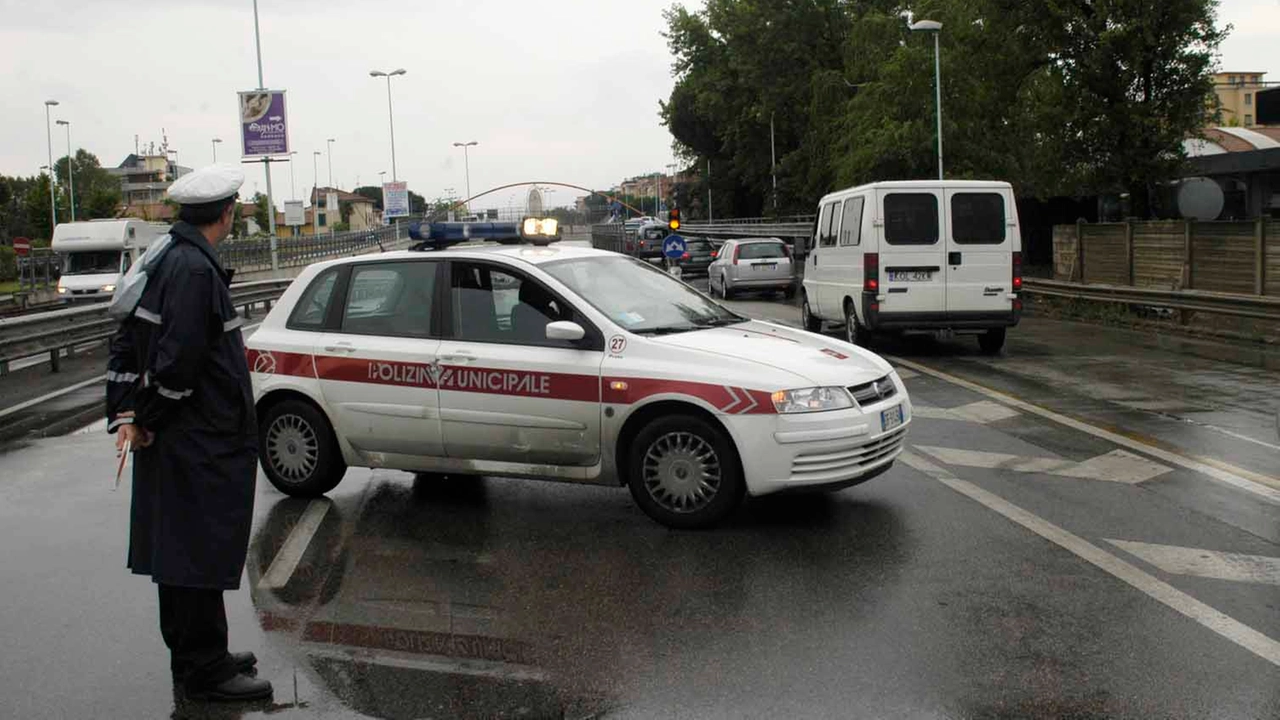 Il sottopasso di Pratilia chiuso durante un temporale (Foto Attalmi) Il sottopasso di Pratilia chiuso durante un temporale (Foto Attalmi)
