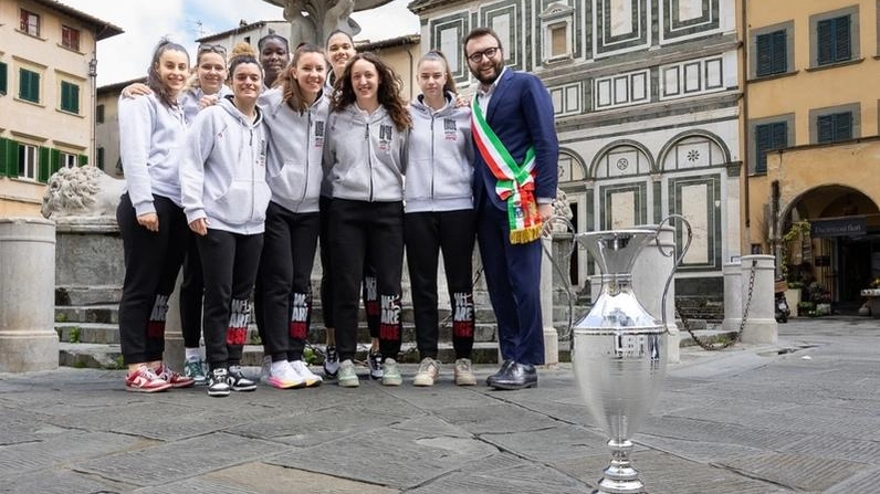 La foto ricordo insieme a Mantellassi con la coppa in piazza dei Leoni
