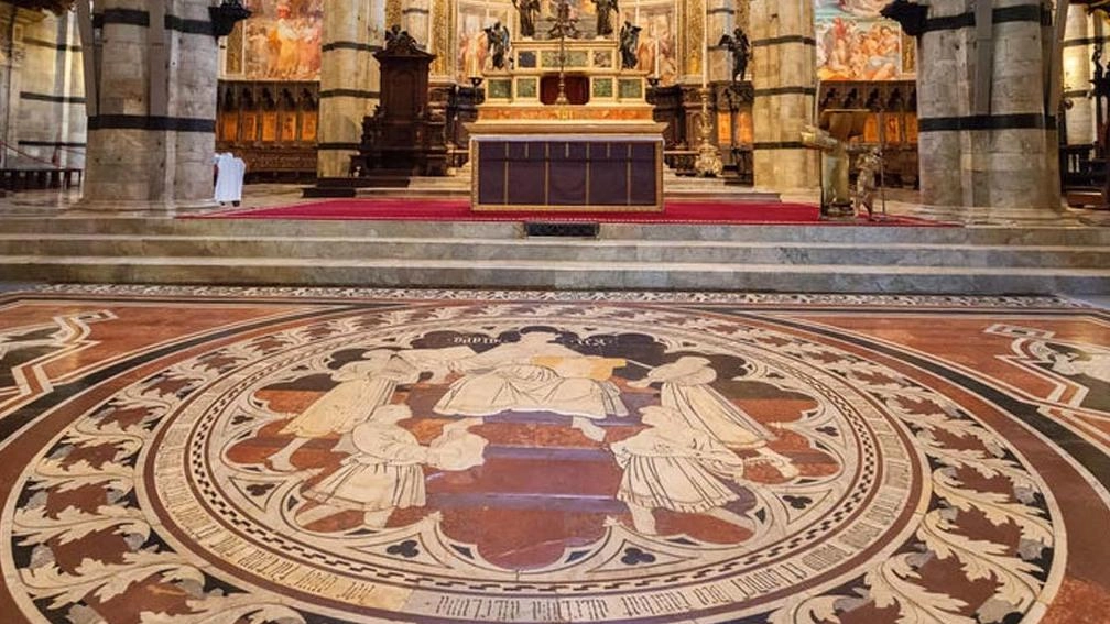 Il Duomo di Siena apre le porte alle suggestive tarsie del pavimento, richiamando visitatori in cerca di bellezza e spiritualità. Un'esperienza unica tra arte e sacro, da non perdere.