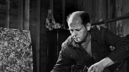 L’artista americano Jackson Pollock, ’padre’ della tecnica di action painting con cui ha realizzato innumerevoli opere