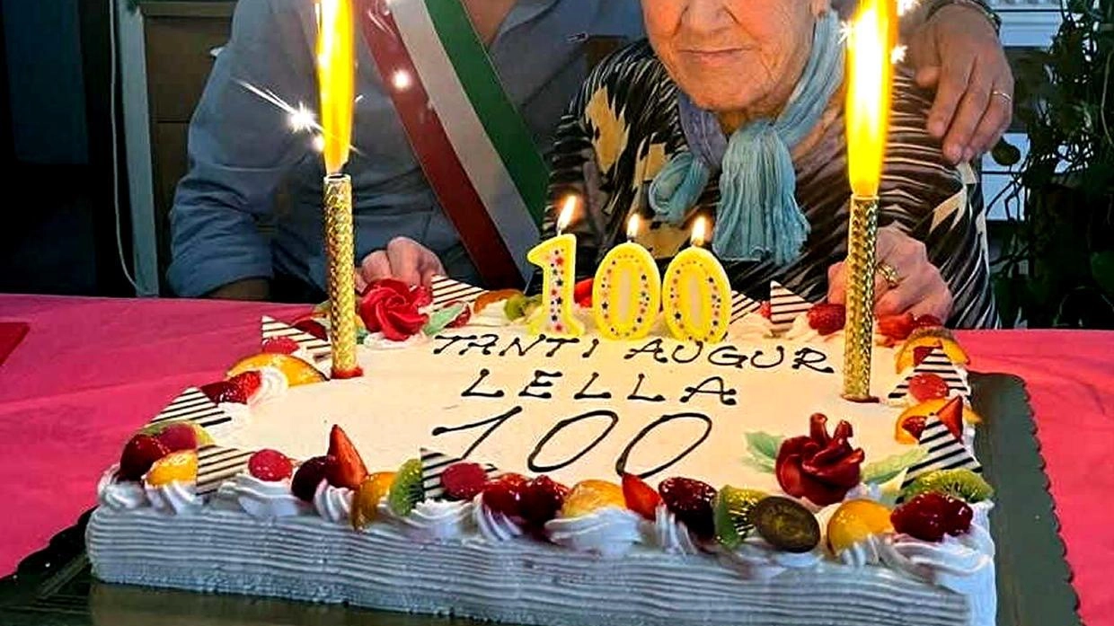 VALTOPINA Comunoità in festa per i 100 anni della signora Orlanda Ornielli. "Una vita lunga e piena, vissuta... VALTOPINA Comunoità in festa per i 100 anni della signora Orlanda Ornielli. "Una vita lunga e piena, vissuta...