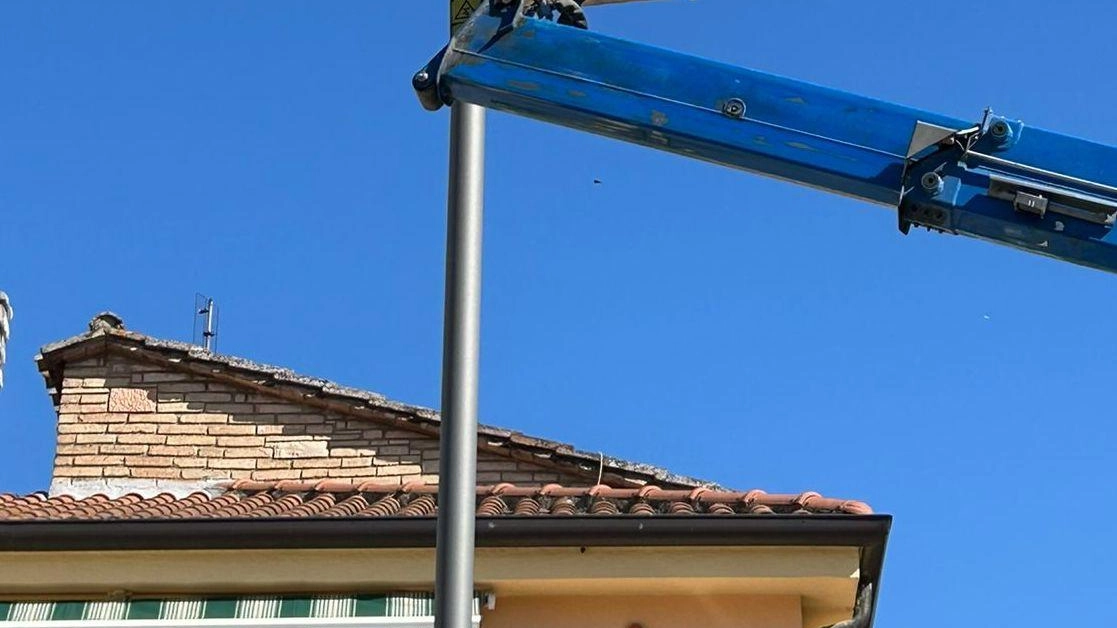 Il montaggio dei nuovi lampioni Il montaggio dei nuovi lampioni