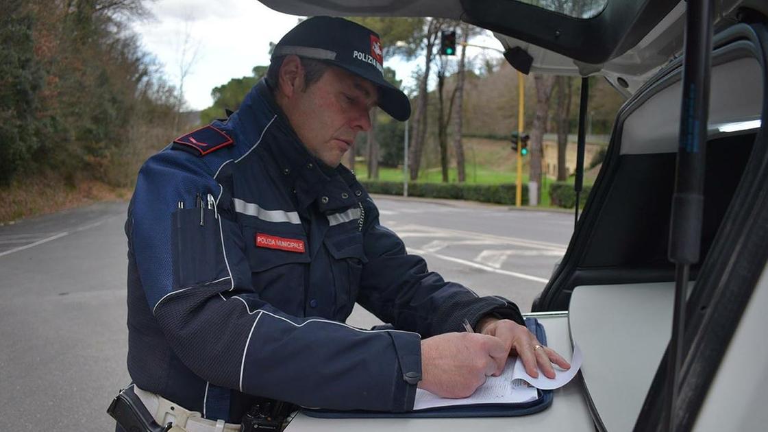 Accende fuoco nel parco e poi minaccia agenti Accende fuoco nel parco e poi minaccia agenti