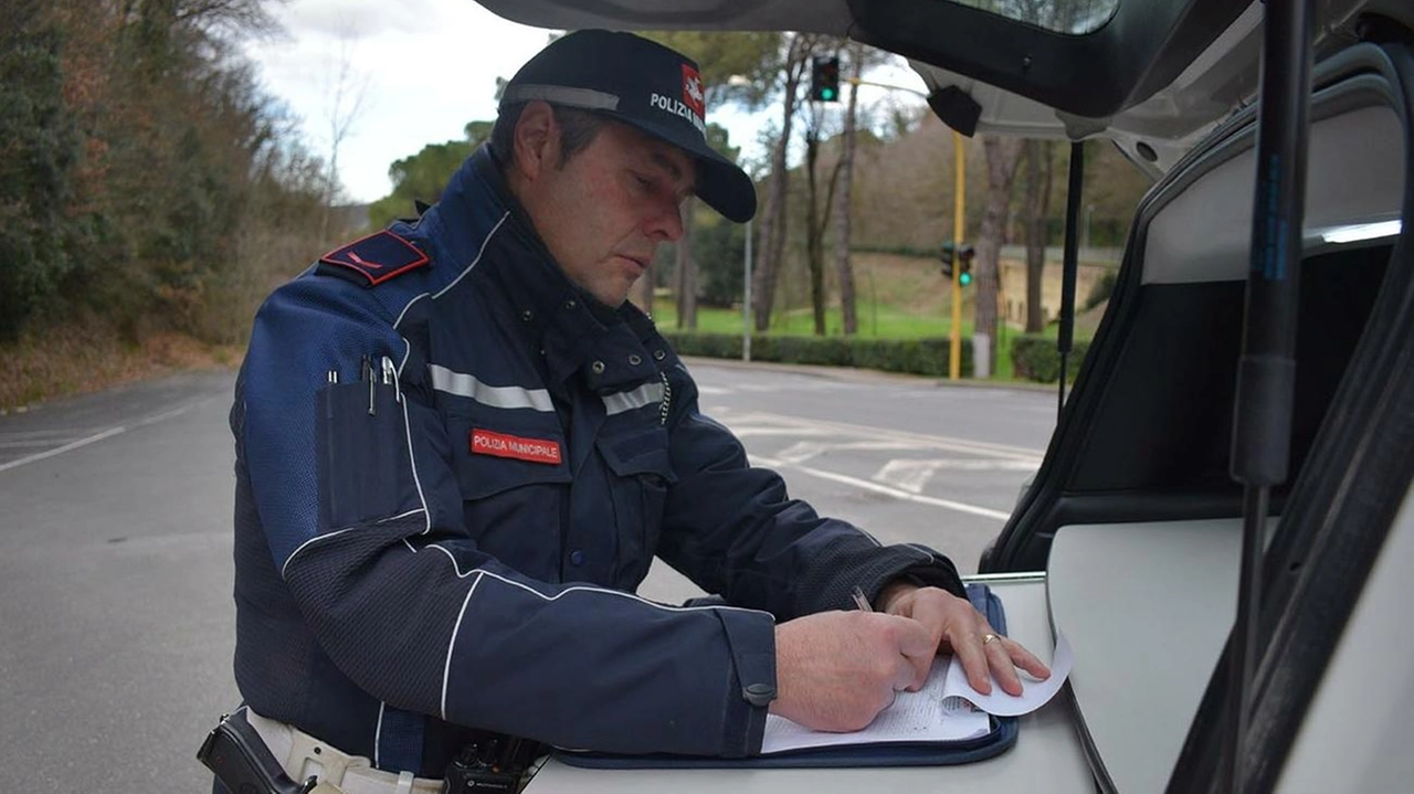 Il concitato episodio sabato pomeriggio ai giardini di via del Campaccio L’uomo, italiano di 30 anni, è stato denunciato Il concitato episodio sabato pomeriggio ai giardini di via del Campaccio L’uomo, italiano di 30 anni, è stato denunciato