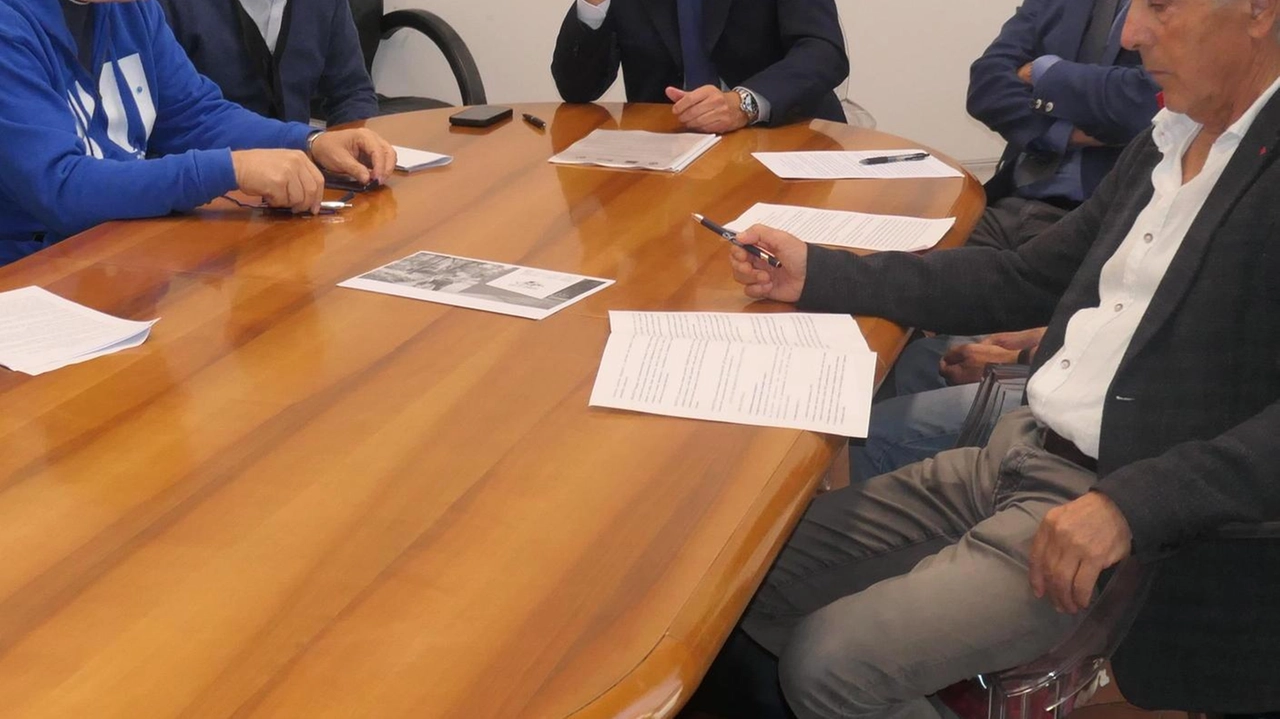 Il sindaco Del Ghingaro firma i patti sociali insieme ai rappresentanti sindacali Il sindaco Del Ghingaro firma i patti sociali insieme ai rappresentanti sindacali
