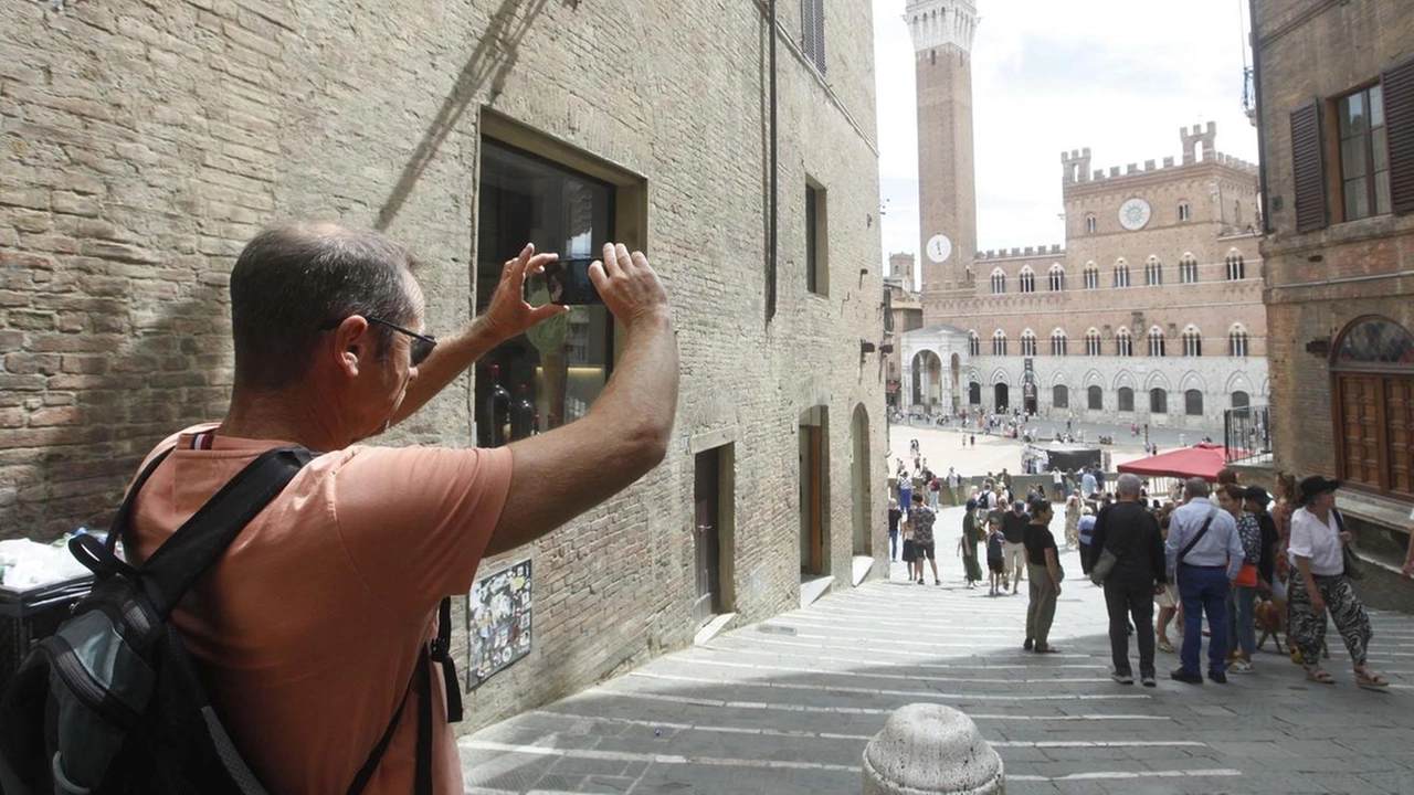 Salluce, segretaria dei Dem senesi: "Non possiamo accettare che Siena perda il suo appeal. La città è ridotta a tappa di un giorno, non è valorizzato il suo patrimonio culturale e storico". Salluce, segretaria dei Dem senesi: "Non possiamo accettare che Siena perda il suo appeal. La città è ridotta a tappa di un giorno, non è valorizzato il suo patrimonio culturale e storico".