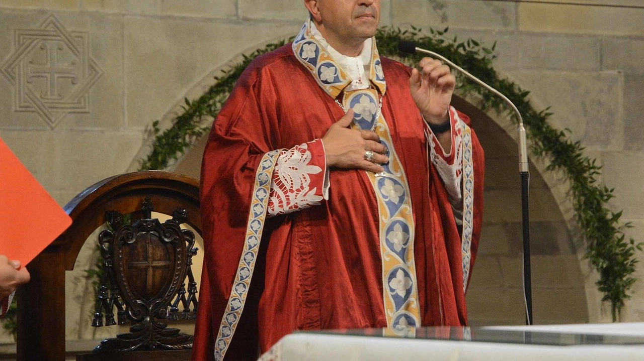 Migliavacca contrappone la voglia di far festa con le tensioni che attraversano le case e il mondo "San Donato è un esempio di speranza". Poi l’affondo contro le guerre. Cattedrale piena ad agosto .