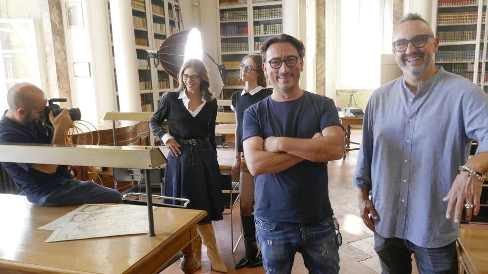 Massimo Scuccimarra e Alessio Torracchi durante lo shooting del brand «Okkia» alla biblioteca Roncioniana Massimo Scuccimarra e Alessio Torracchi durante lo shooting del brand «Okkia» alla biblioteca Roncioniana
