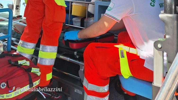 Volontari su uno dei mezzi della Croce Verde e, sotto, la sindaca Paganini all’inaugurazione