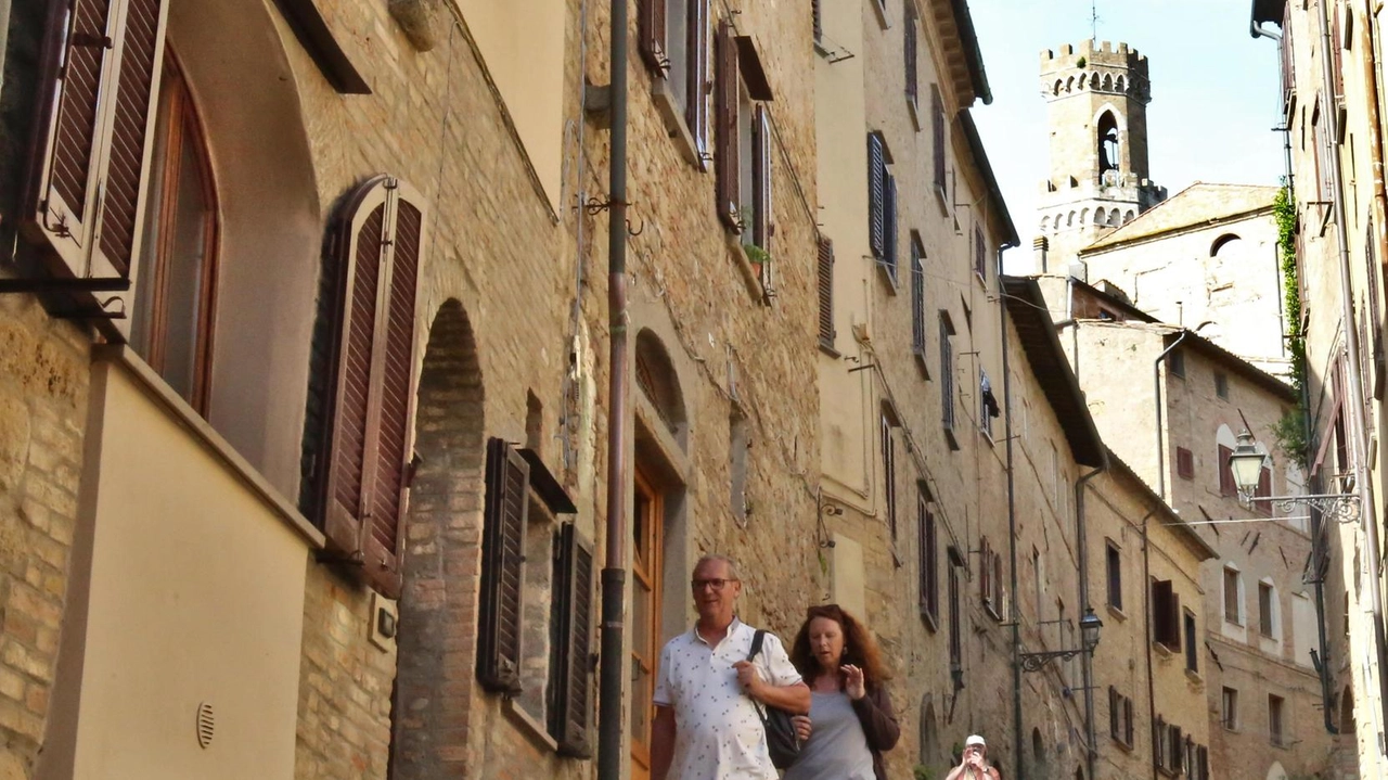 I residenti nel Comune di Volterra sono poco più di 9.400. Un calo demografico che prosegue da anni e che sta creando preoccupazione. Sul fenomeno interviene la Fondazione Crv (foto d’archivio) I residenti nel Comune di Volterra sono poco più di 9.400. Un calo demografico che prosegue da anni e che sta creando preoccupazione. Sul fenomeno interviene la Fondazione Crv (foto d’archivio)